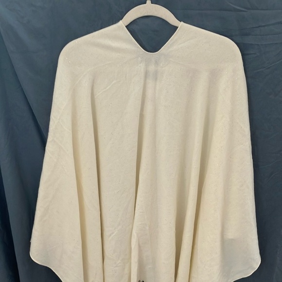 Jessica McClintock Cream/Gold glitter sparkle SHAWL with golden closing clasps- - Picture 8 of 16